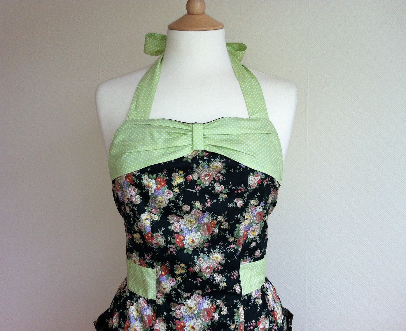 Retro apron with bow floral pattern on a black by