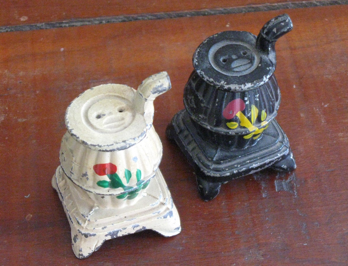 Vintage Salt and Pepper Shakers Cast Iron Stove