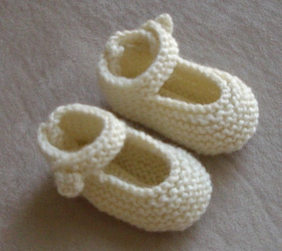 Mary Jane baby shoes in 8ply yarn PDF by EssentiallyKnitting