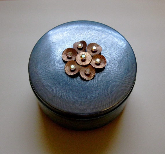 Vintage Aluminum Powder Puff Music Box by Somelikeitold on Etsy