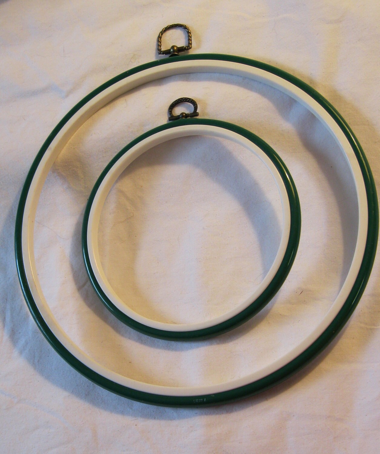 Plastic Round Wall Hanging Picture Frame Hoops Set Of 2