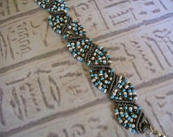 Micro macrame bracelet in turquoise bronze and white. Beach bracelet.