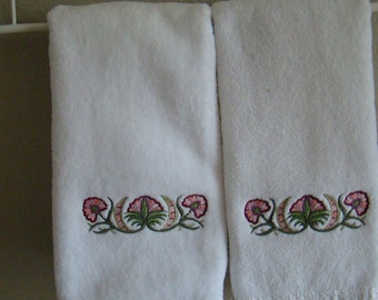 Set of 2 embroidered fingertip towels