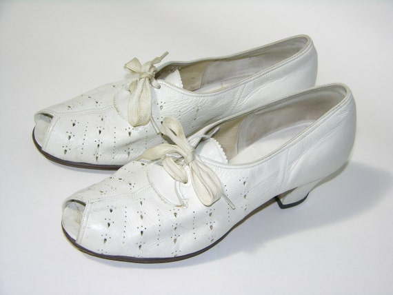 vintage 1930's 1940's Woman's shoes. White kid by StyleStash