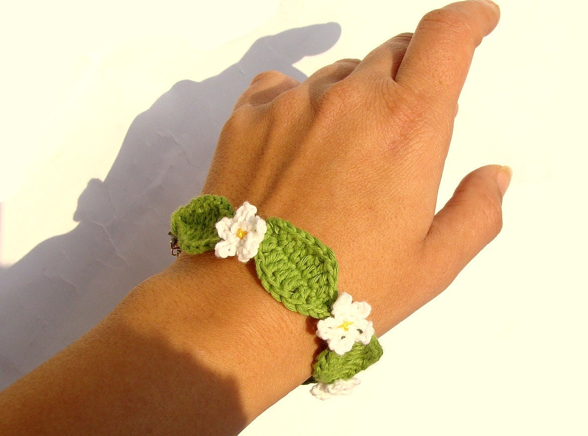 Crochet daisy flower bracelet fiber jewelry crochet