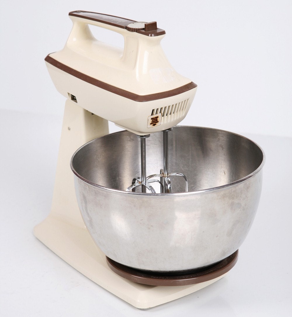Vintage HAMILTON BEACH Scovill Mixer w/Stand & Stainless Bowls