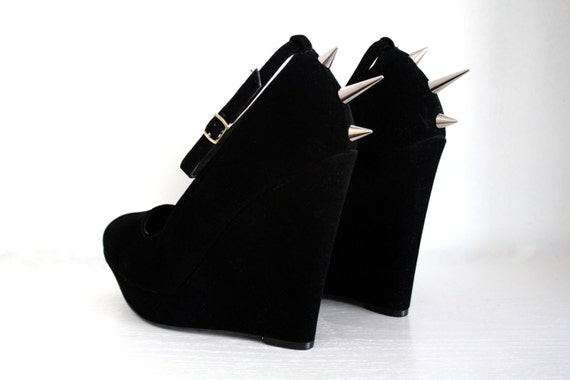 black spiked wedges