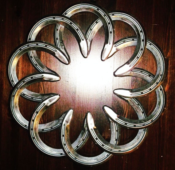 Items similar to Horseshoe Flower on Etsy