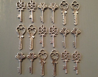 The Lost Keys - Skeleton Keys - 18 x Antique Keys Silver Vintage Skeleton Keys Small Key Charms Set
