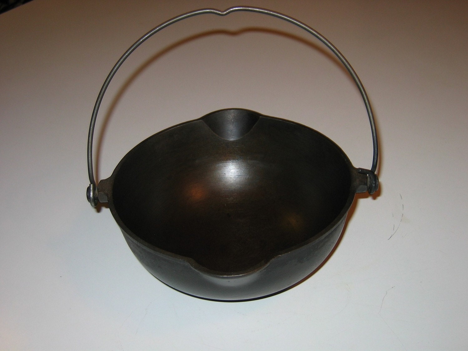 Vintage Griswold Cast Iron Patty Bowl 871 with bale.