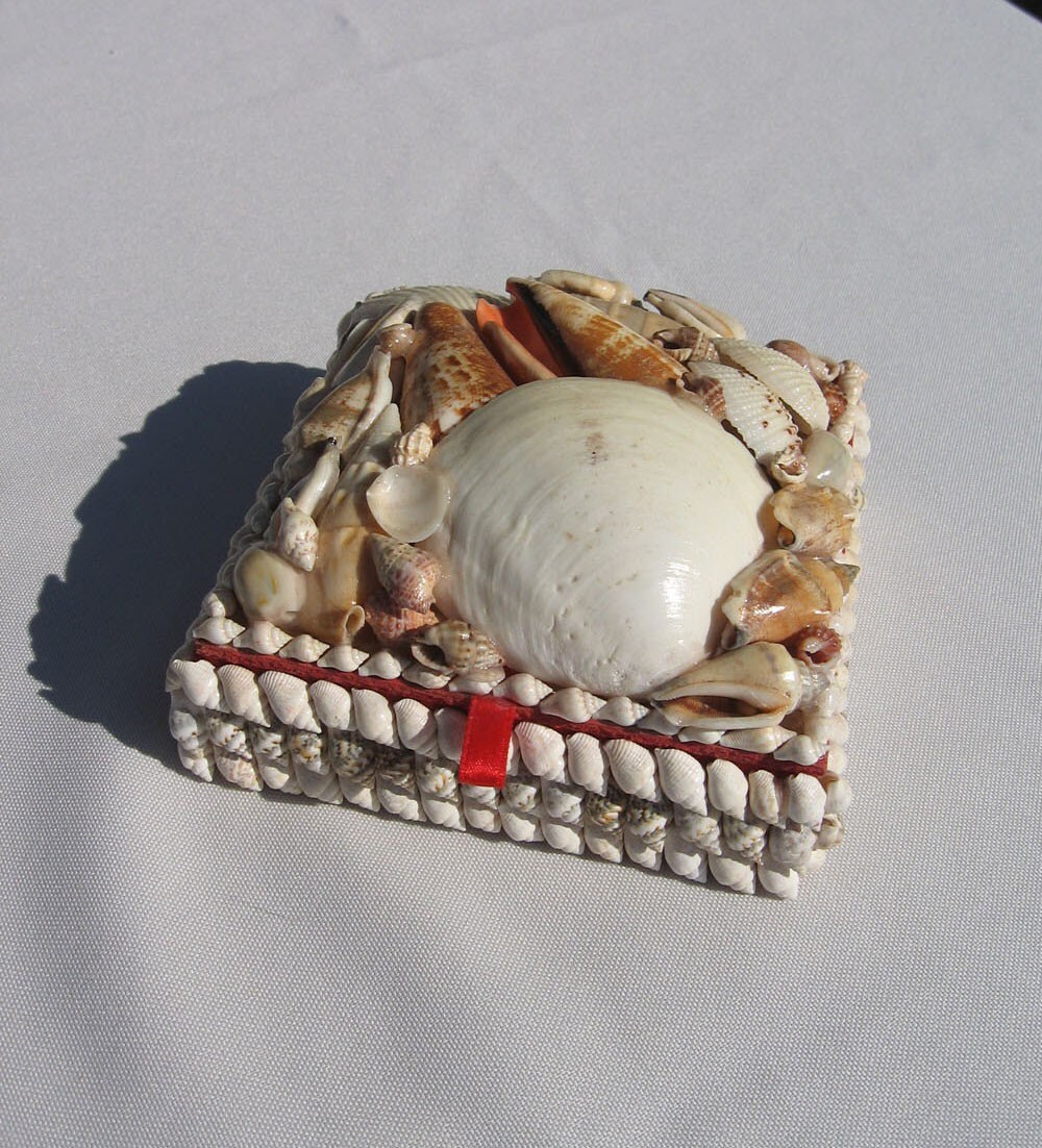 Items similar to Vintage Seashell Jewelry Box on Etsy