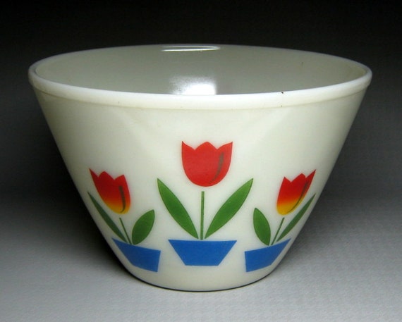 vintage FIRE KING tulip mixing bowl ivory large 9 by jumpinacrater