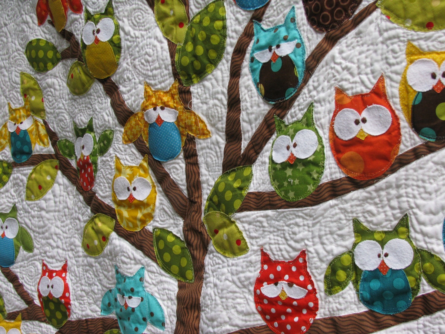 woodland-owl-quilt-with-lots-of-hoots-in-a-tree-with-dotted