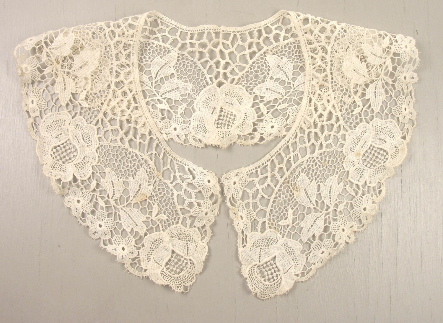 Vintage Lace Collar in Floral Design
