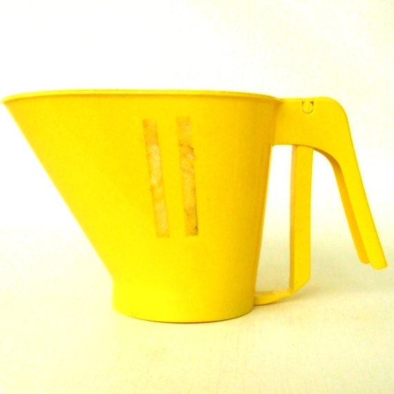 Rubbermaid Flour Sifter Orange or Bright by LaurasLastDitch