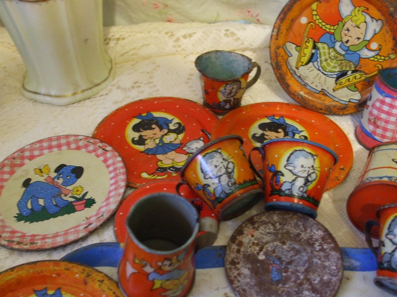 Lot Vintage Old Tin Toys Childrens dishes