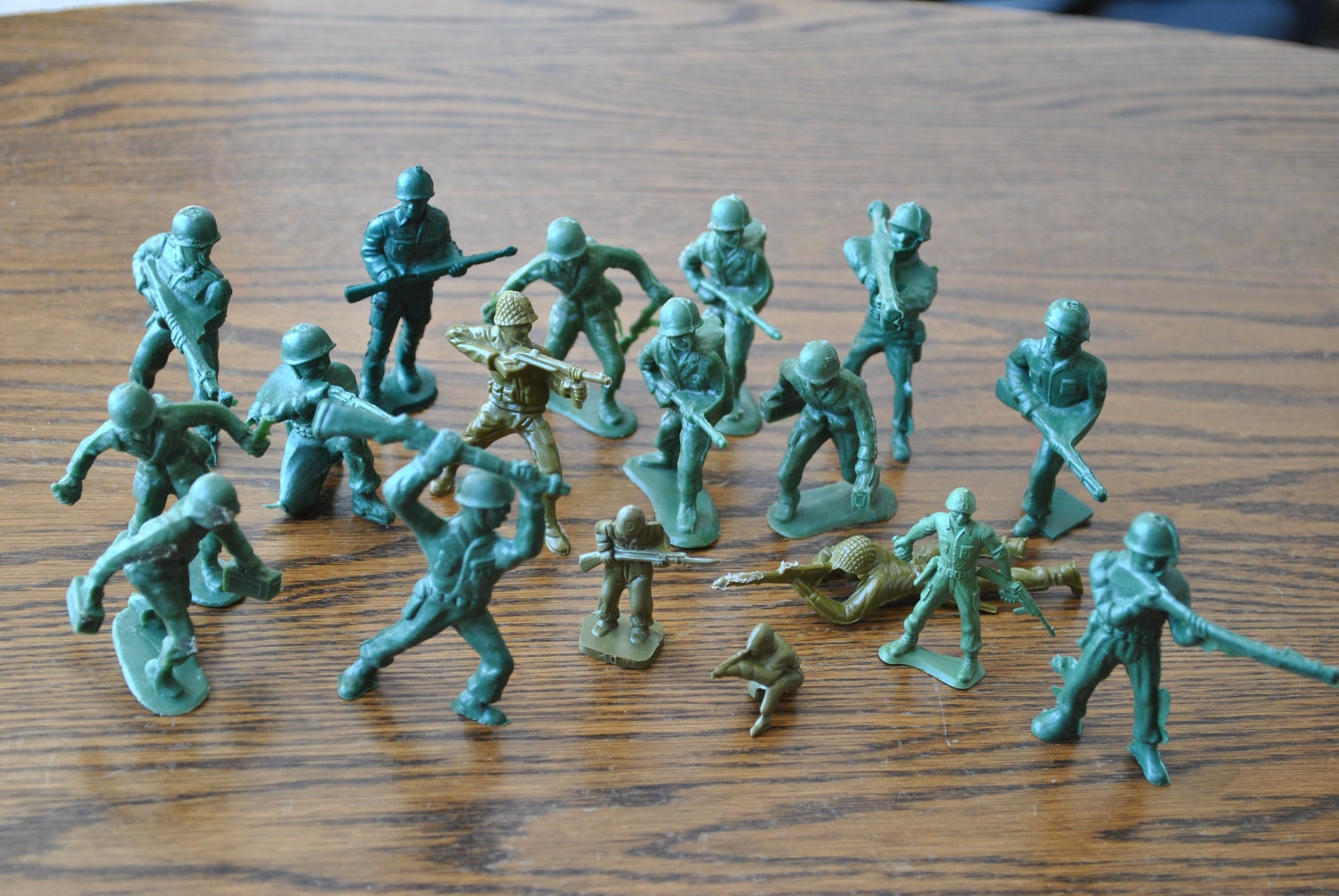 Vintage Lot of 18 Green Plastic Army Men