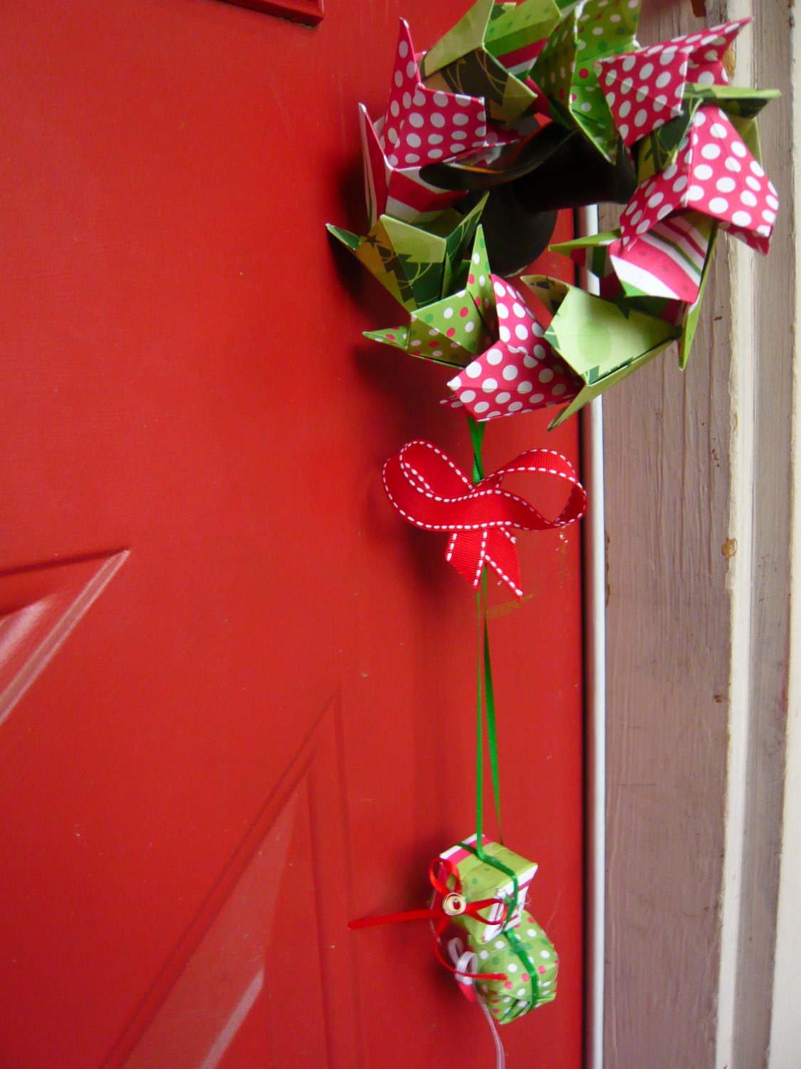 Mini wreath with hanging presents