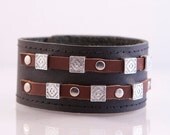 Bracelet en cuir noir.