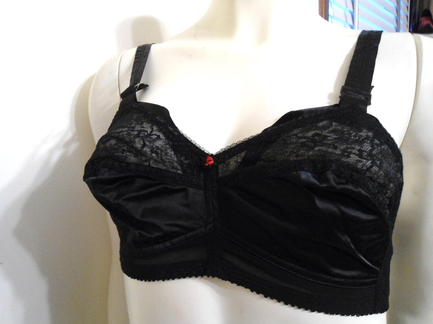 Black Lace Bullet Bra 32 CC Venus Sculptress Vintage PIn Up