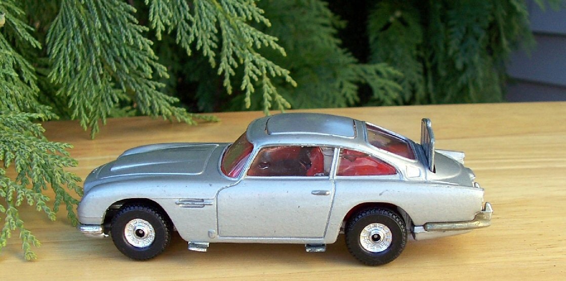 aston martin db5 diecast