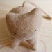 super soft upcycled caramel cashmere kitten - chaton de laine récupéré