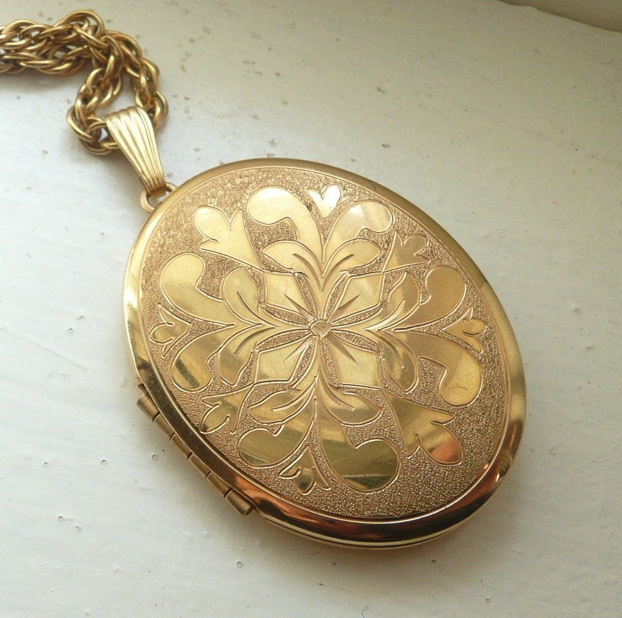 Gold Locket 12K GF Oval Locket Necklace Winard Vintage