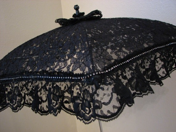VICTORIAN PARASOL Umbrella in Black Lace Embellished with