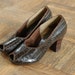 vintage NOS 1940s shoes / 40s deadstock brown alligator pumps / size 5