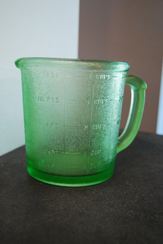 Lovely Vintage Green Glass Measuring Cup Ozqt Depression Era 1119