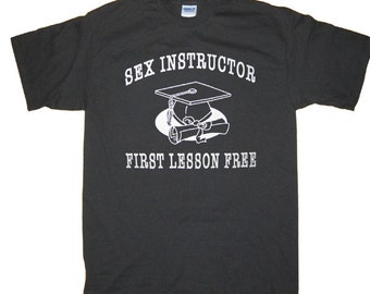 Patch Ricamata Iron-On "Sex Instructor First Lesson Free" – Diametro 7,1 Cm – Adesivo Termoadesivo Per Giacca, Zaino, Borsa
