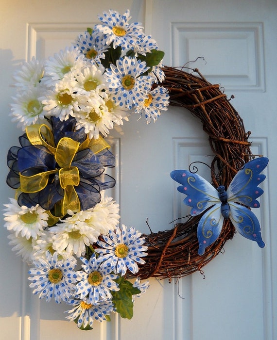 Items similar to Blue Polka Dot Daisy Grapevine Wreath on Etsy