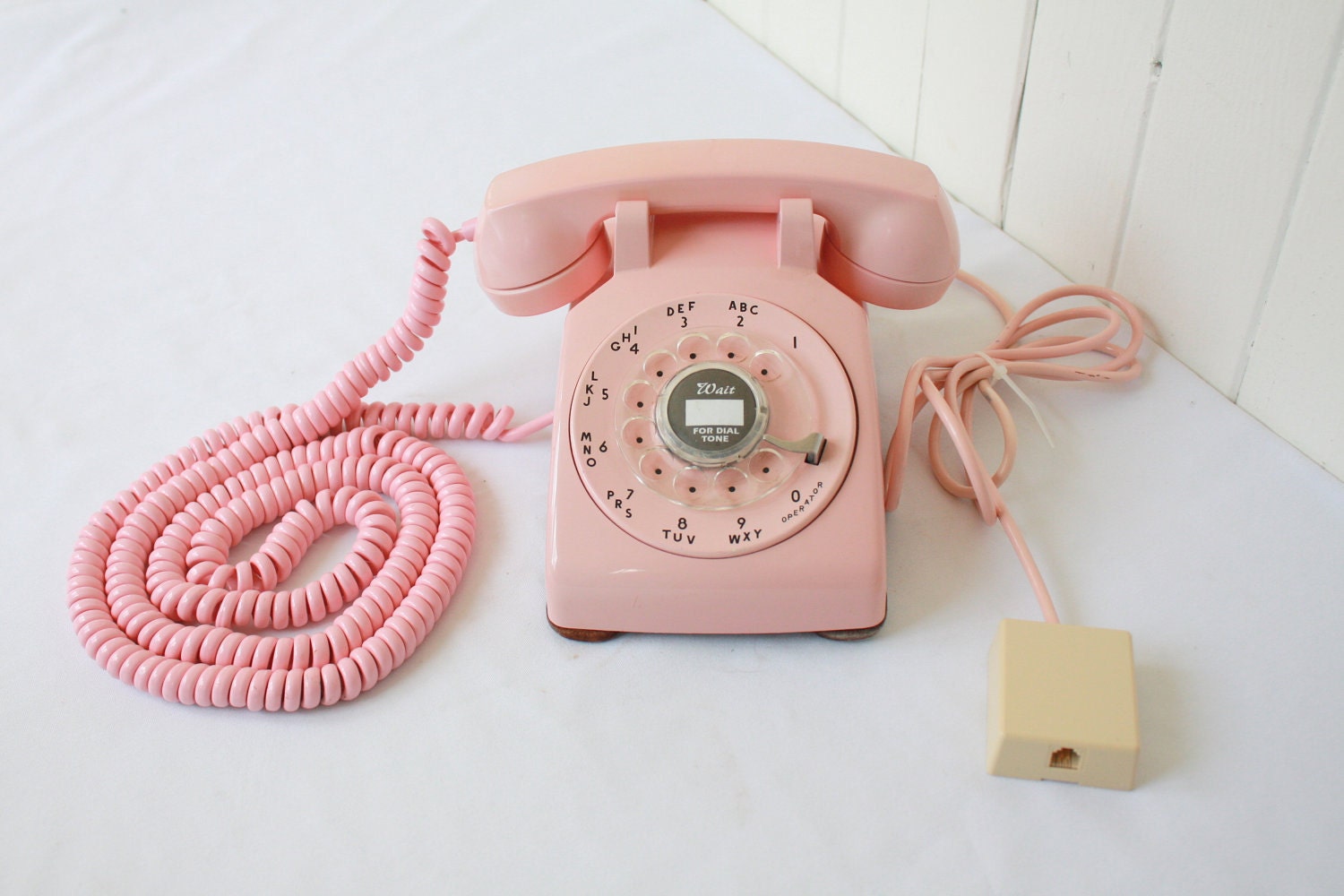 Розовый телефон фото. Розовый мобильник. Аналоговый телефон розовый. Розово белый телефон. Телефон розового цвета.