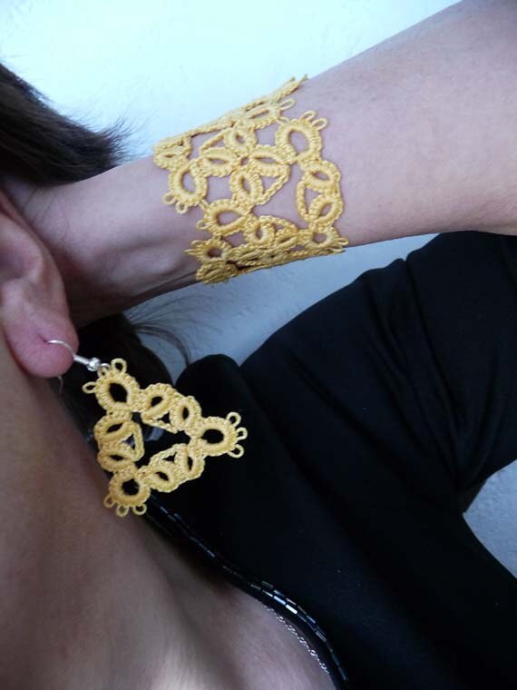 Tatting earrings and bracelet yellow .