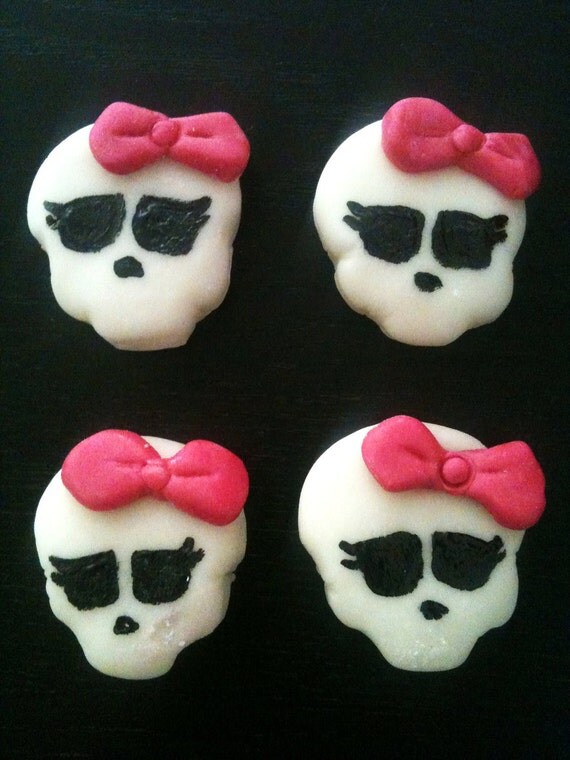 Fondant Cupcake Skull Toppers