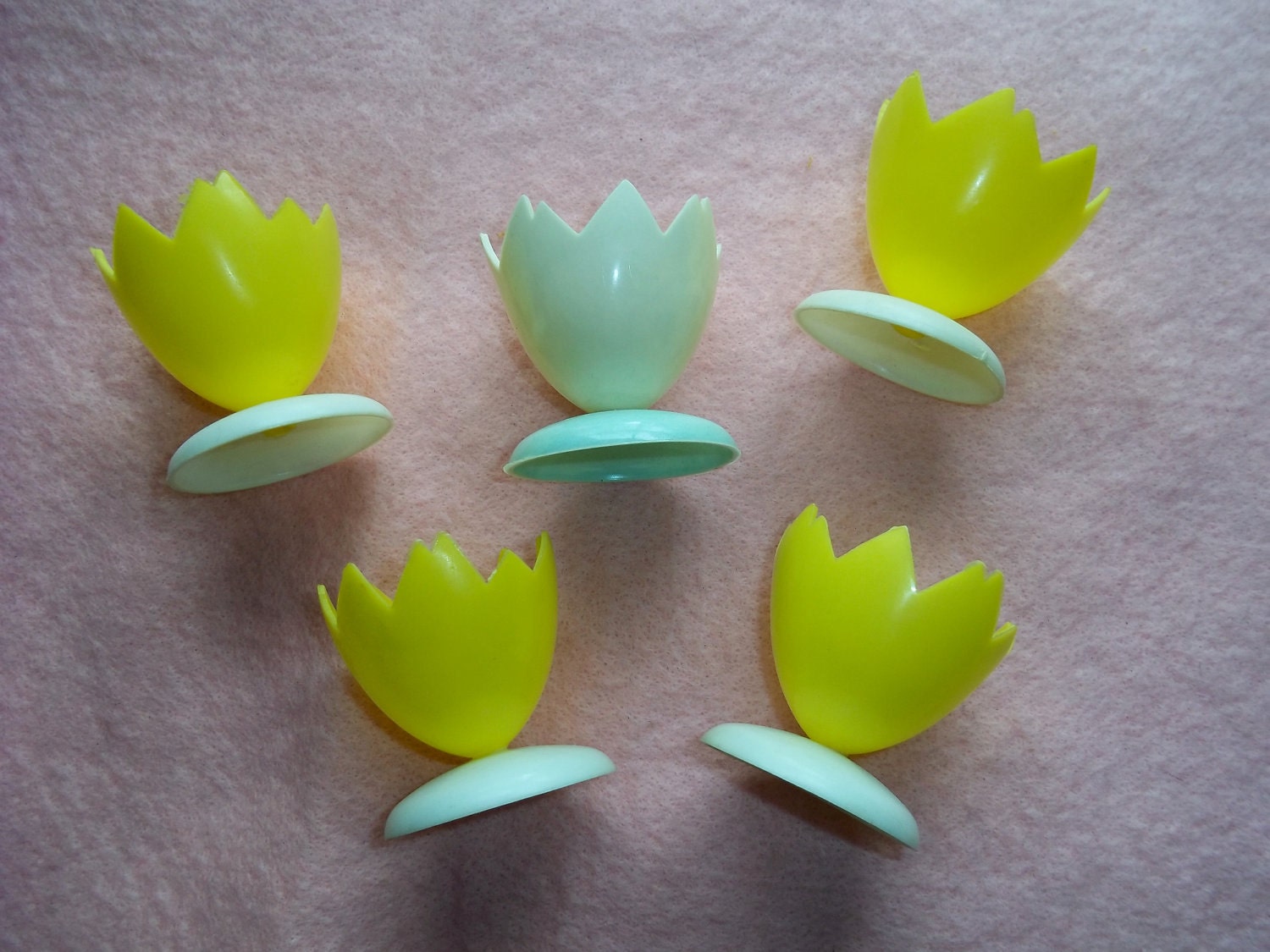 Set of 5 Vintage Plastic Egg Cups by LadyLindaLou on Etsy