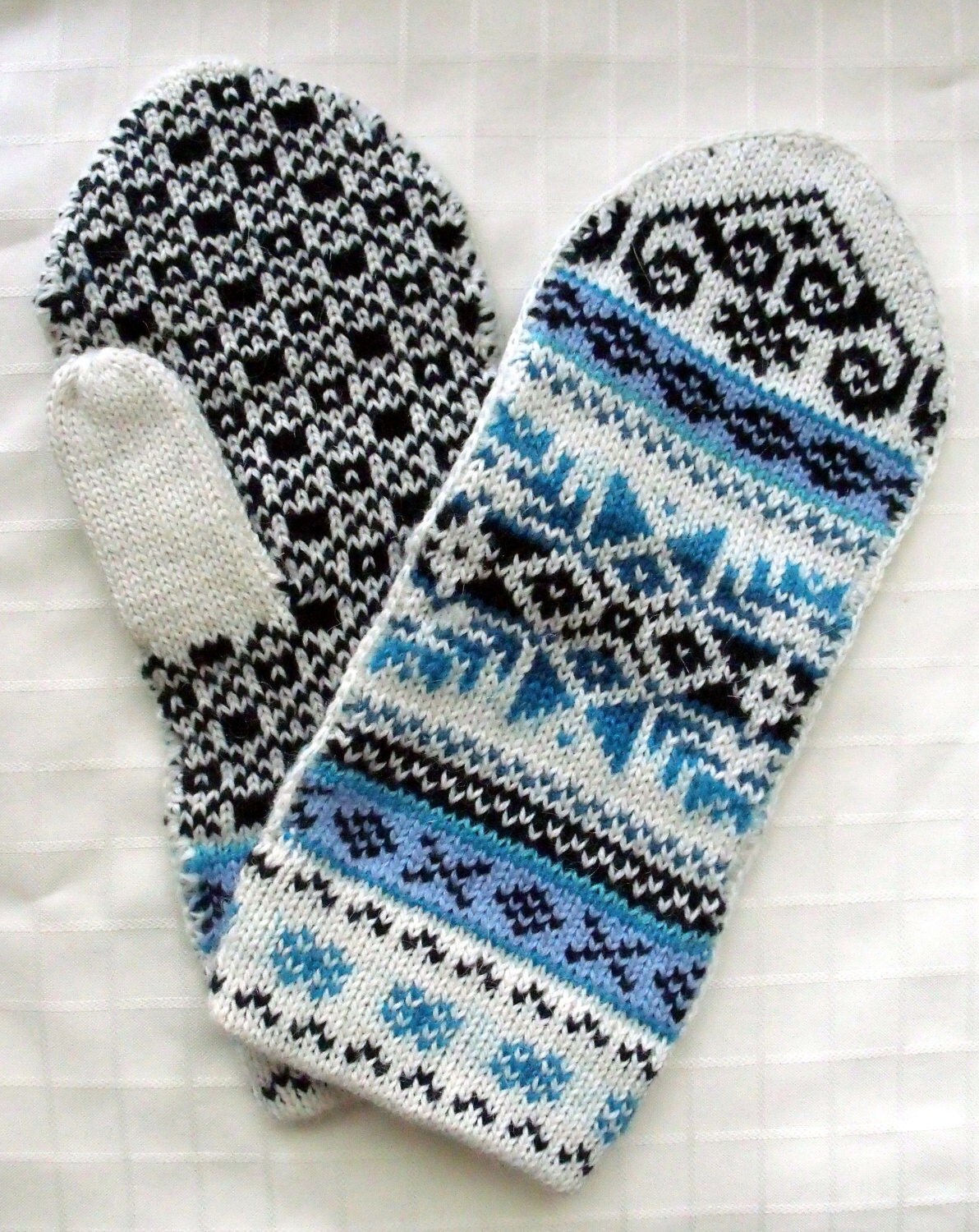 Norwegian hand crafted 100 Wool Mittens folk art