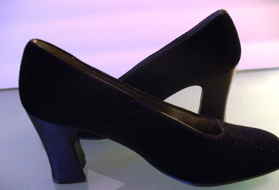 Items similar to Beautiful Vintage Stuart Weitzman Black Velvet Shoes ...