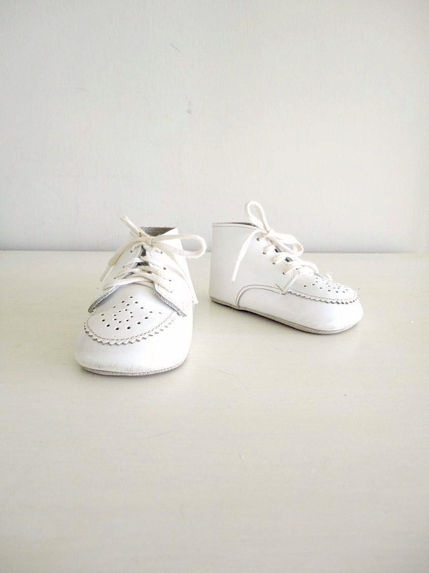 vintage baby booties : CLASSiC WHiTE lace up leather 3-6mo