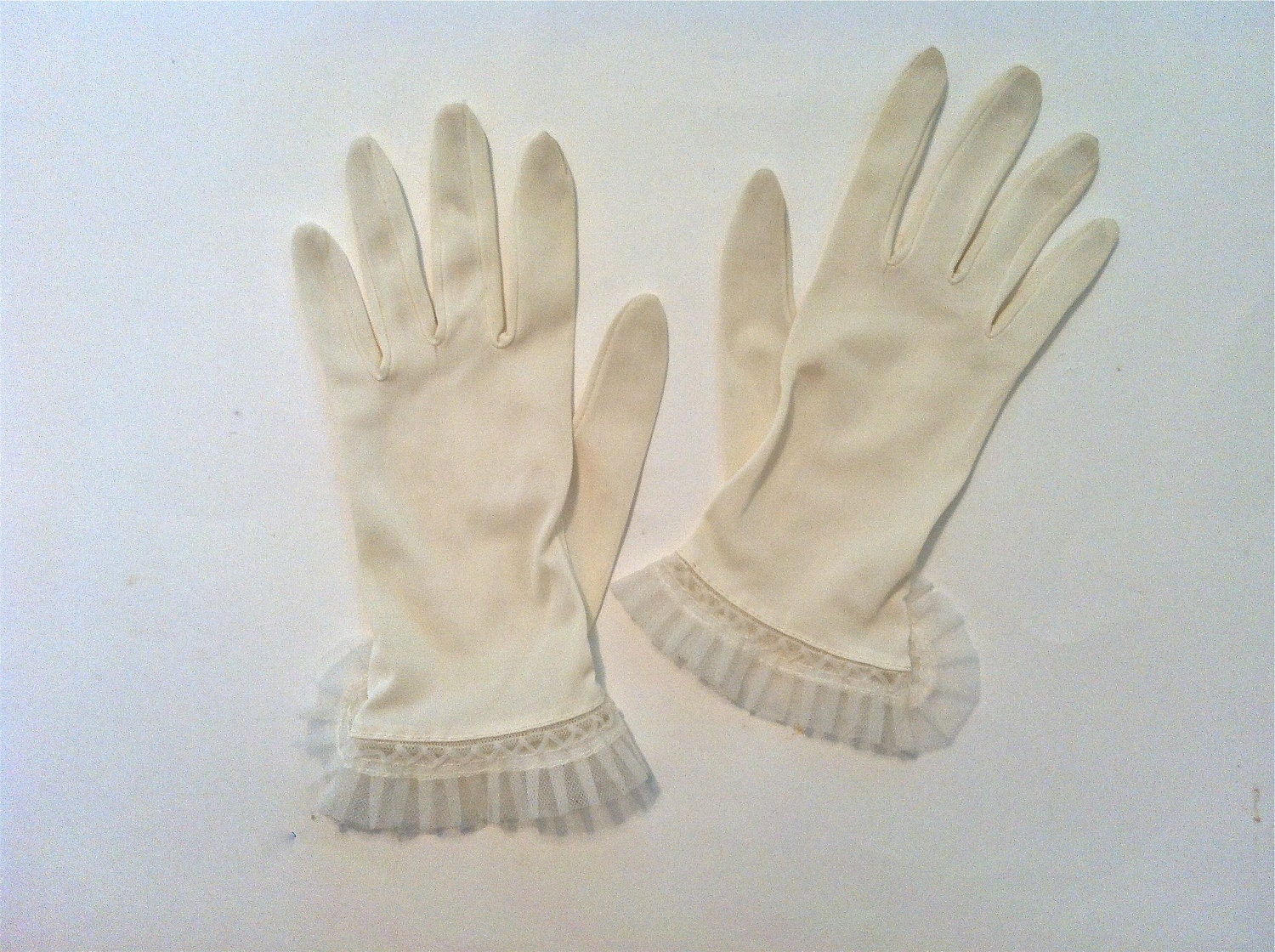 Vintage White Gloves Wedding Tea Gloves with Lace