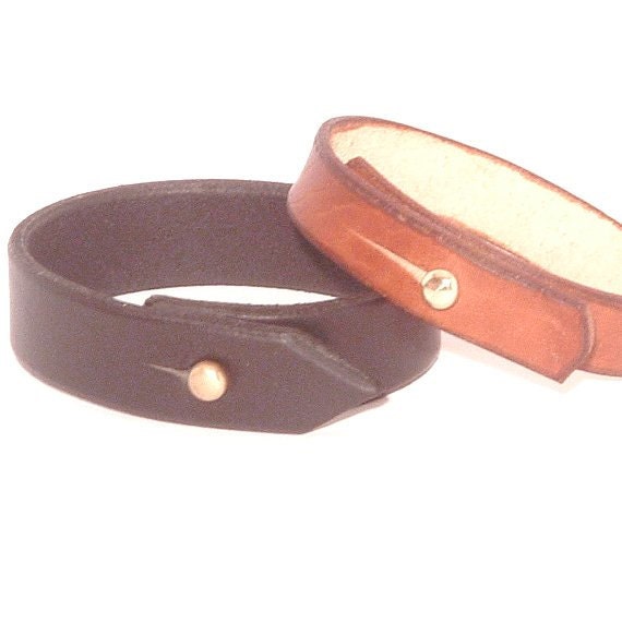 Plain thick leather bracelet with brass stud closure by kutilajos