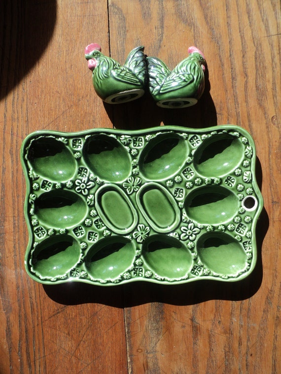 VINTAGE DEVILED EGG Tray with Rooster Salt and Pepper Shakers