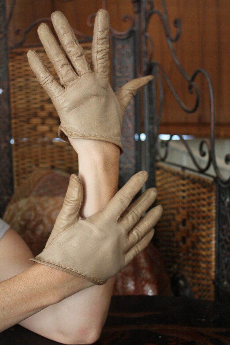 Tan vintage kidskin gloves / wrist length / 6 by ellestrunkshow