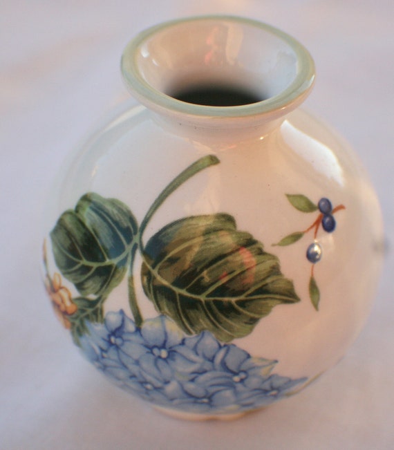 Items similar to Princess House Vintage Garden Blue Hydrangea Bud Vase ...