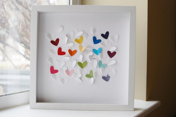 Bạn có thể tự làm khung tranh hình trái tim màu sắc bằng giấy để tặng bạn đời của mình
