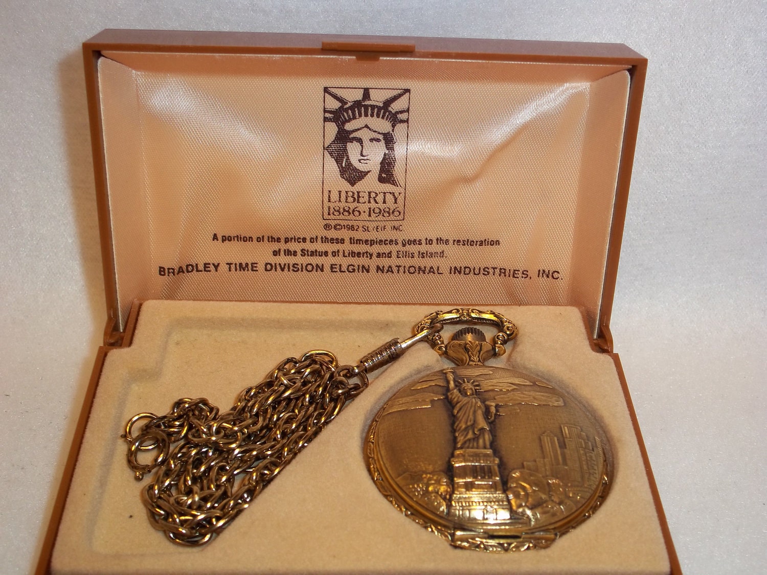 Statue Of Liberty Commemorative Quartz Pocket Watch Vintage 2515