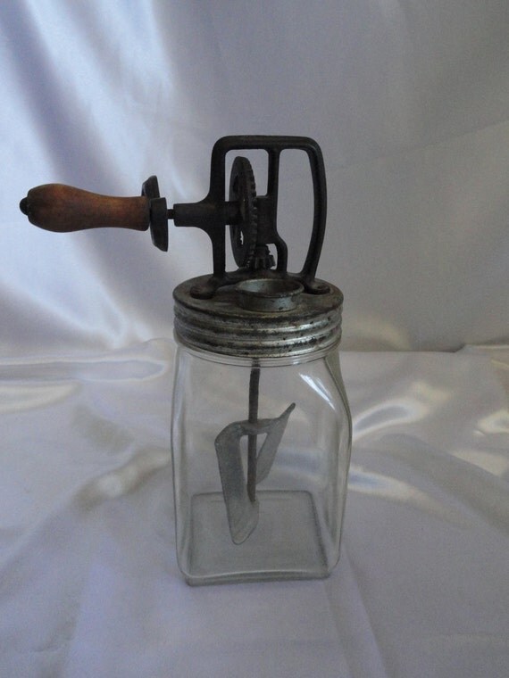 1930 workable butter churn with metal paddlesantique