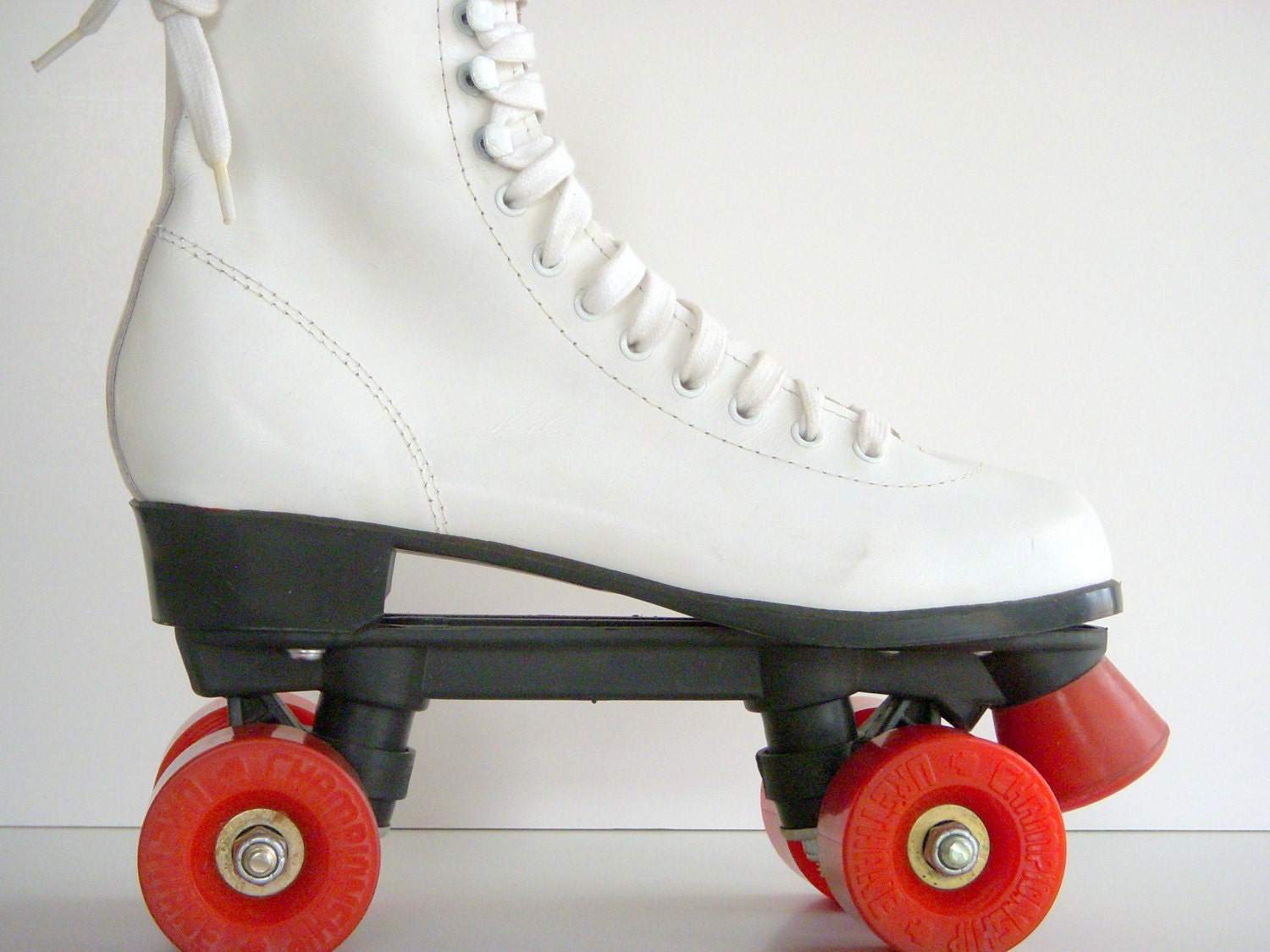 Items similar to Vintage 70s white Champhionship roller skates 7 NWOT ...