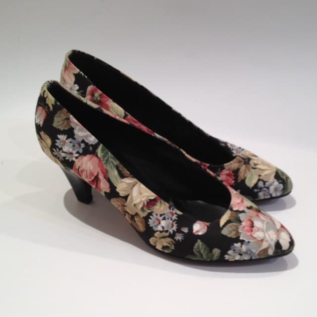1980s FLORAL KITTEN HEELS Black Roses Cotton by callheralaska