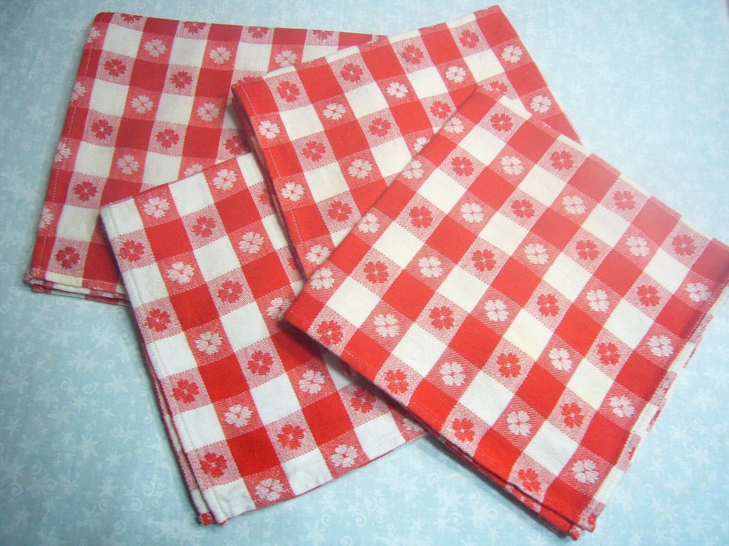 Set of 4 vintage Red and white checkered linen napkins for
